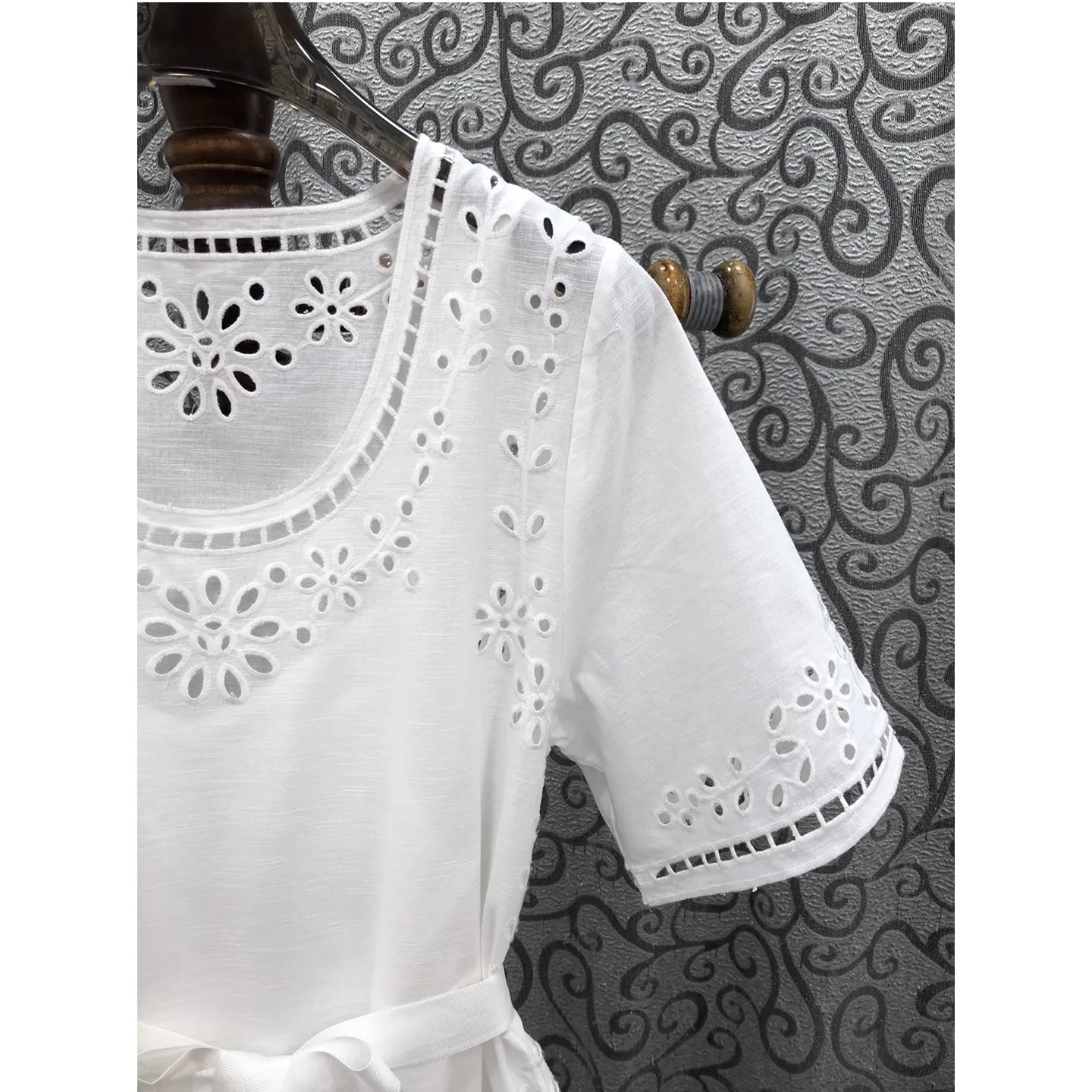 최고급 새 린넨 드레스 2025 가을 여성용 속이 비치는 자수 꽃무늬 벨트 패치워크 미디 기장 흰색 검정색 드레스