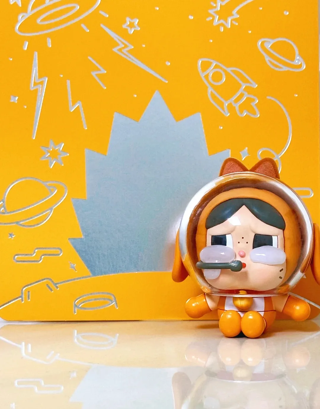 POPMART الأصلي حقيقية Crybaby رائد الفضاء القط تمثال دمية برتقالية لعبة رائعة هدية عيد الميلاد في الأوراق المالية