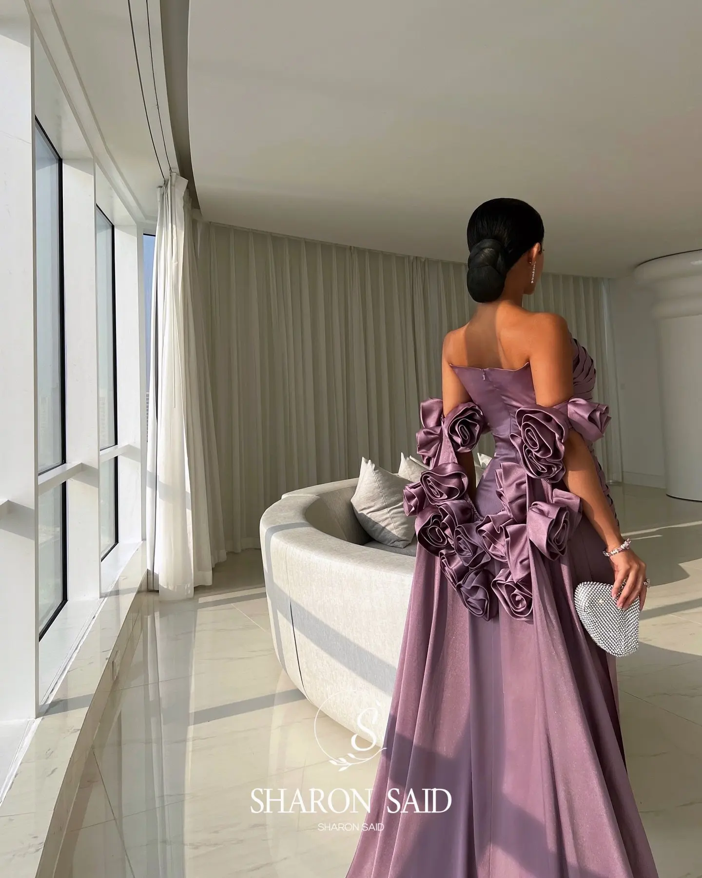 シャロンは紫のストラップレスプリーツイブニングドレスローズゴールド 3D 花ケープ女性の結婚式のフォーマルガウン SF263 カスタマイズ