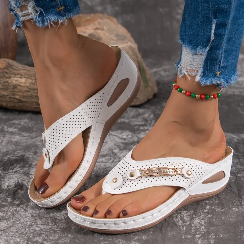 2026 New Metal Decor Retro Wedge Women's Flip Flops Fashion Solid Color Casual Thick Sole Non Slip Women Shoes  