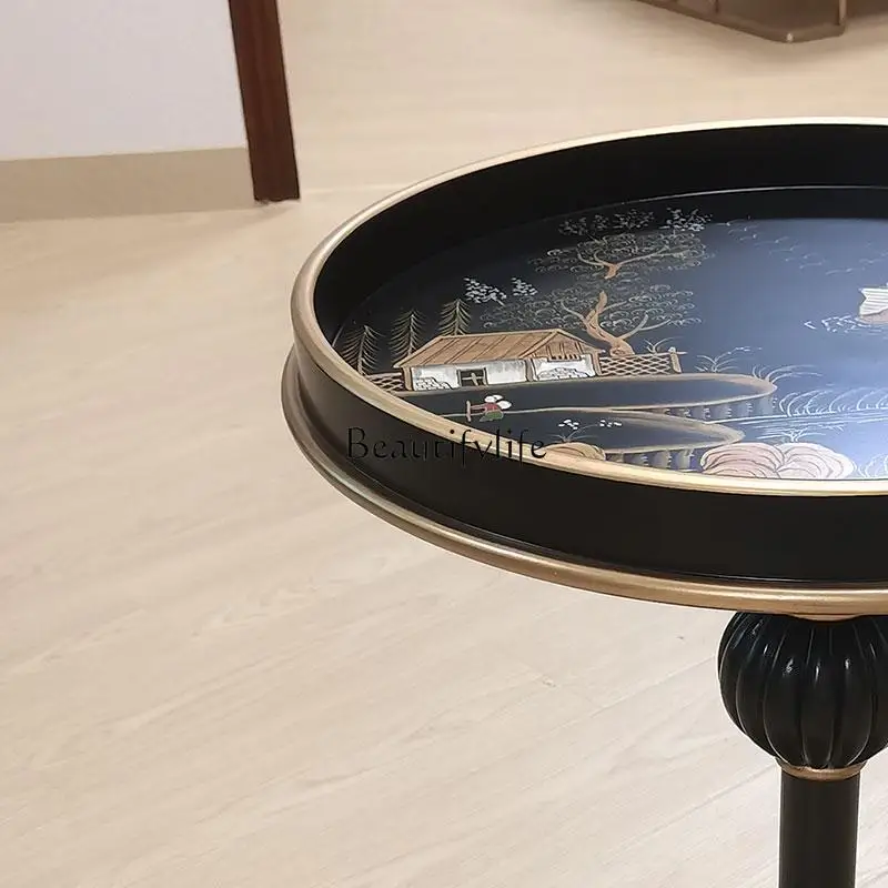 **โต๊ะกลมเล็กทาสีมือสไตล์อเมริกันในชนบท โซฟาไม่กี่มุมในห้องนั่งเล่น และโต๊ะกลมไม่กี่ตัว