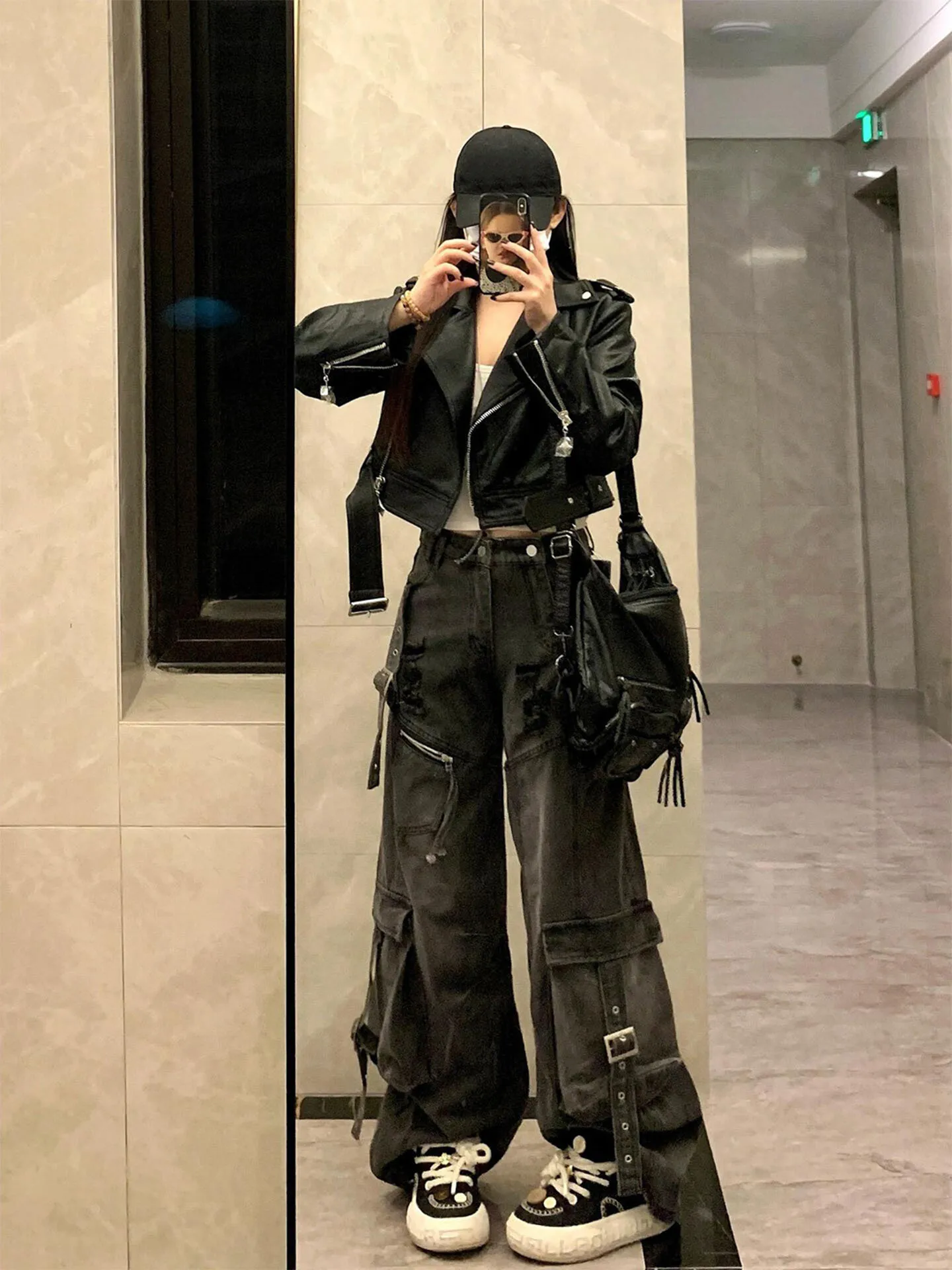 初秋向けショート丈レディースレザージャケット レトロ高級感 通勤スタイル 長袖ジッパー開閉 カジュアルトップス