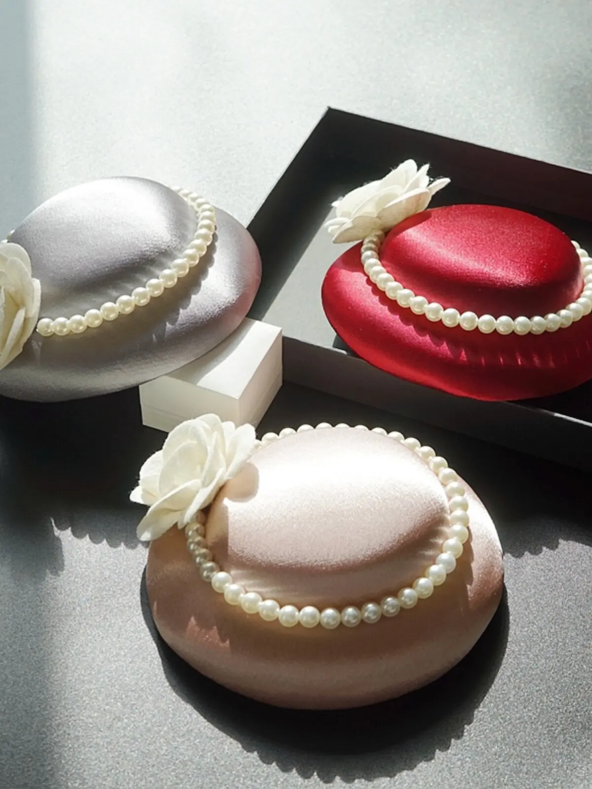 

French Simple Pearl Camellia Hepburn Top Hat Female British Celebrity Cheongsam Dress Catwalk Headgear Hat