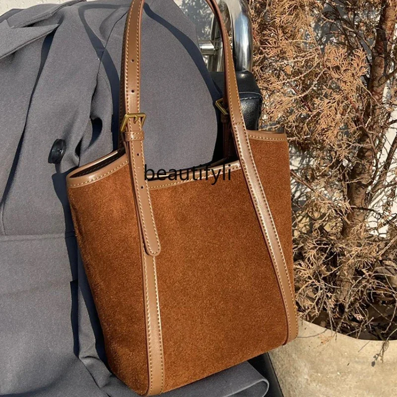 New autumn and winter models, commuting big bag, high-end leather large-capacity armpit bag.