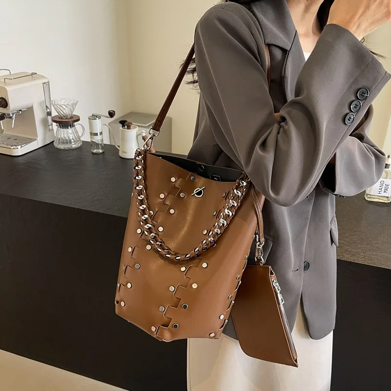 Designer Brand New Portable Casual Riveted Bucket Bag Women\'s Korea Still Shoulder Bag Fashion Crossbody Hot Sale Free Shipping