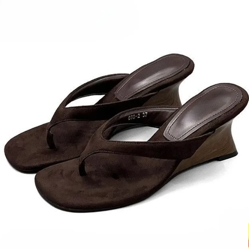 2026 Sommer Neue Braune Wildleder Damen Flip-Flops Keilabsatz-Sandalen Schlichtes Minimalistisches Design Weicher Wildleder-Obermaterial für Tägliches Sommergebrauch