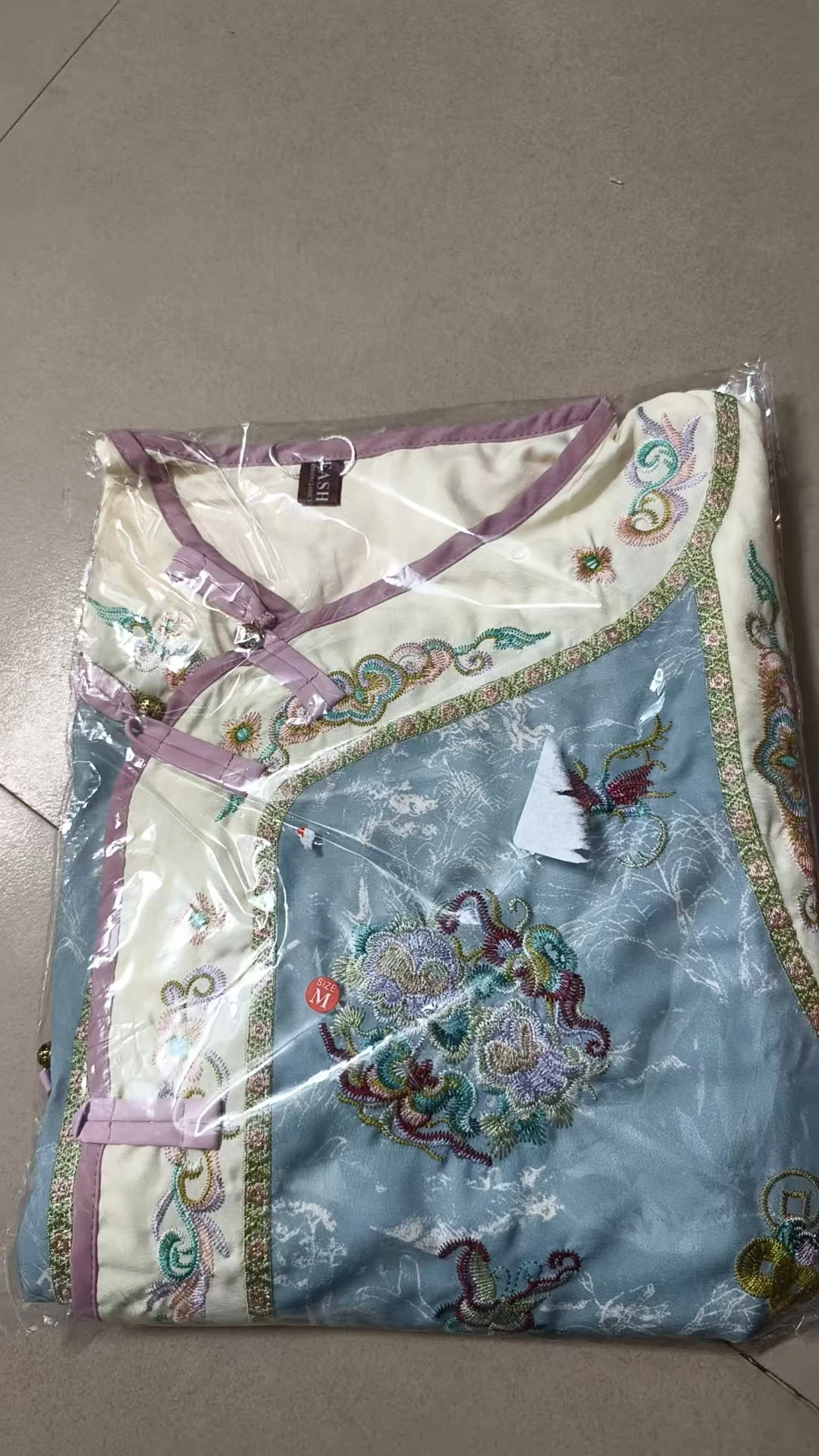 Haut Cheongsam de luxe brodé de fleurs pour femmes, gilet sans manches, Style chinois Hanfu Qipao Tang, vêtements d'extérieur traditionnels à boutons
