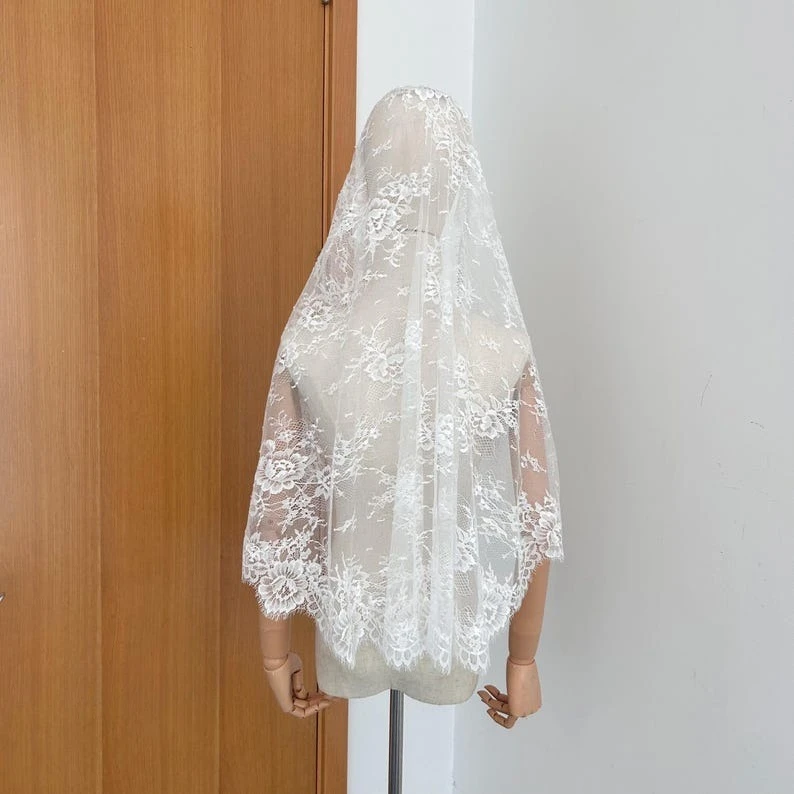 

Short Veil Vintage French Eyelash Stretch Lace Mantilla veil Soft lace Bridal Veil Off white Lace with Comb