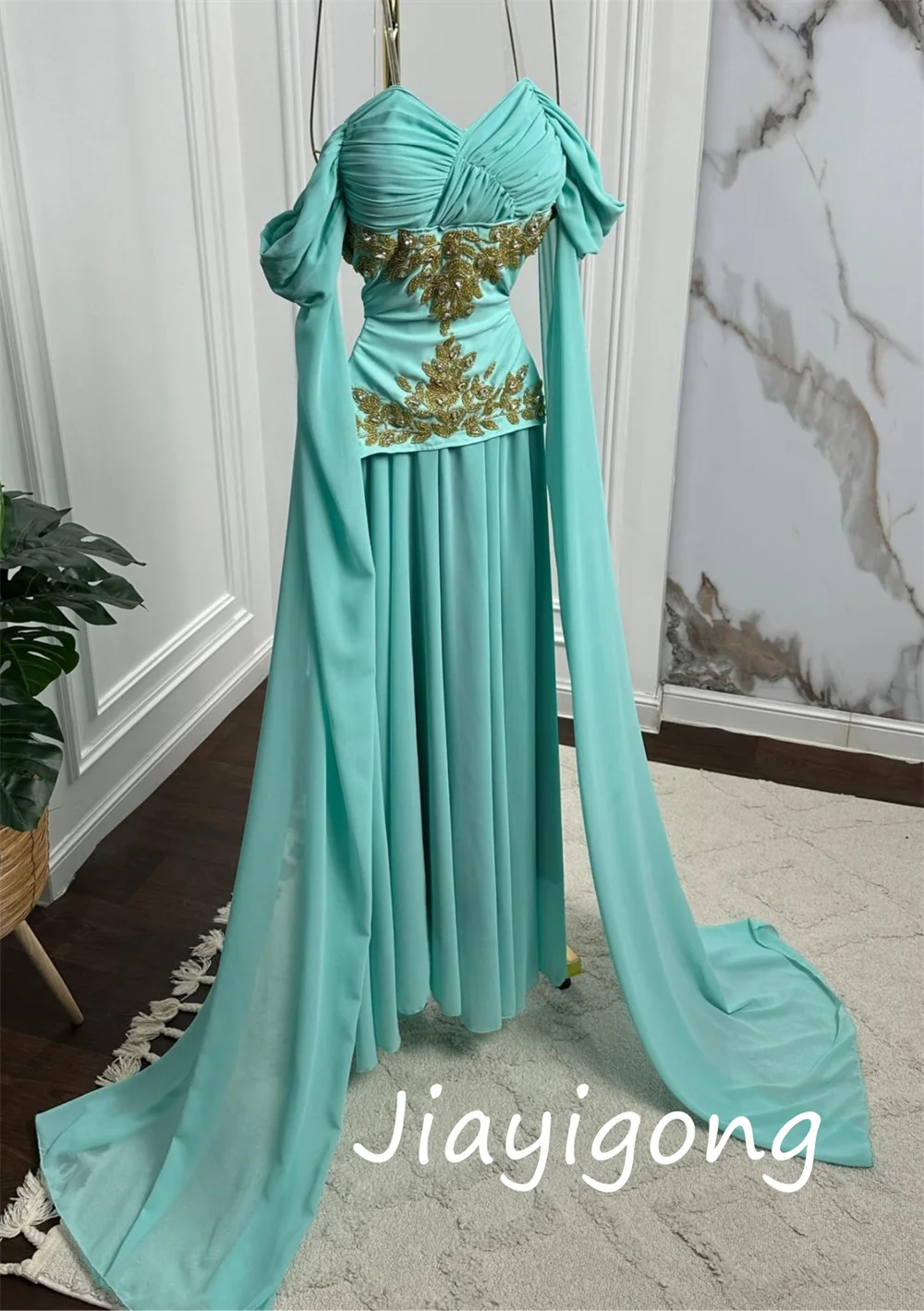 Aangepaste mode ingewikkelde chiffon lovertjes plooi a-lijn off-the-shoulder lange jurken op maat gemaakte gelegenheid sexy