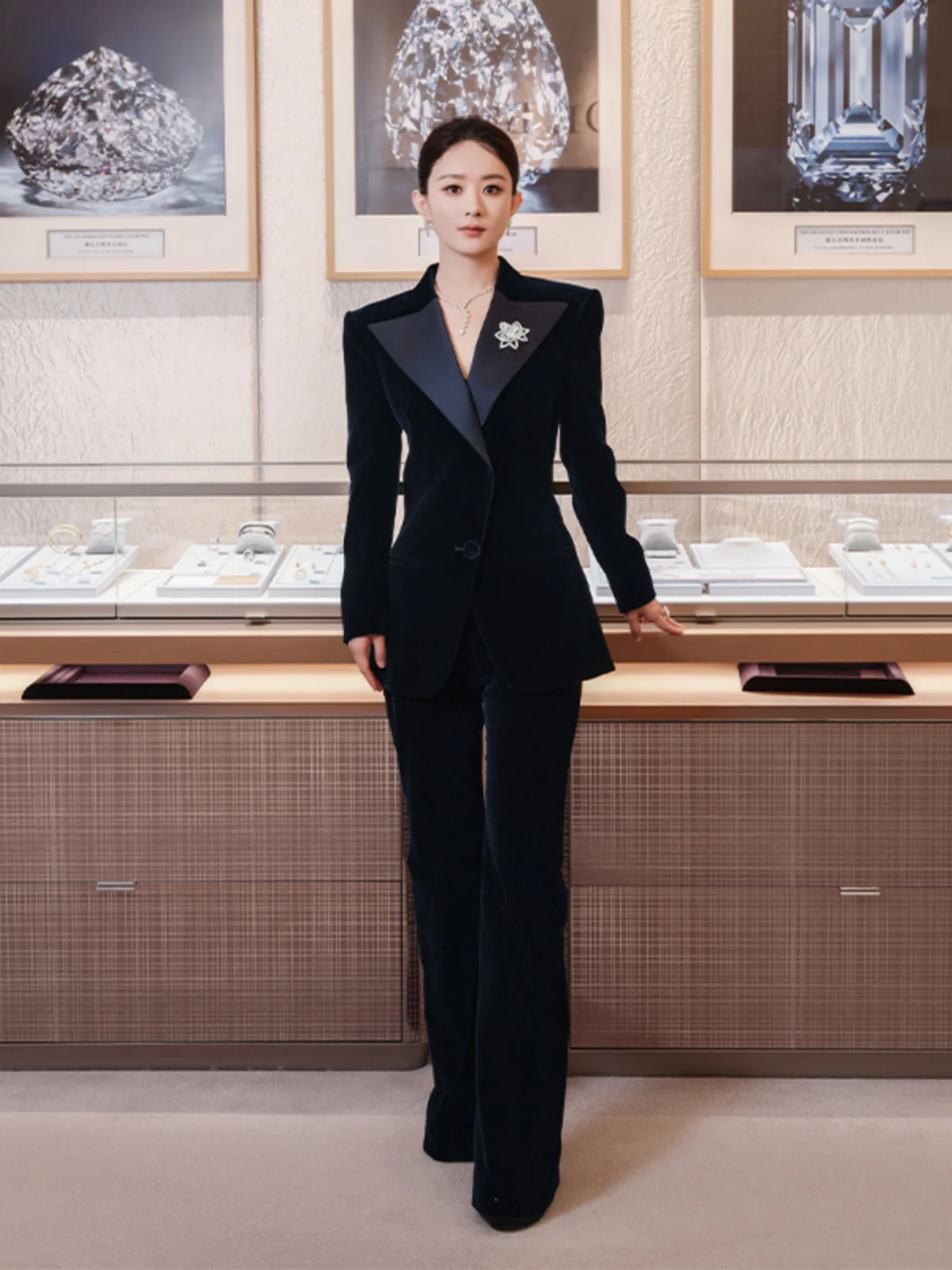 

Велюровый костюм-двойка для женщин: профессиональный, весенне-осенний, с эффектом стройнящей талии, длинные брюки, деловой стиль