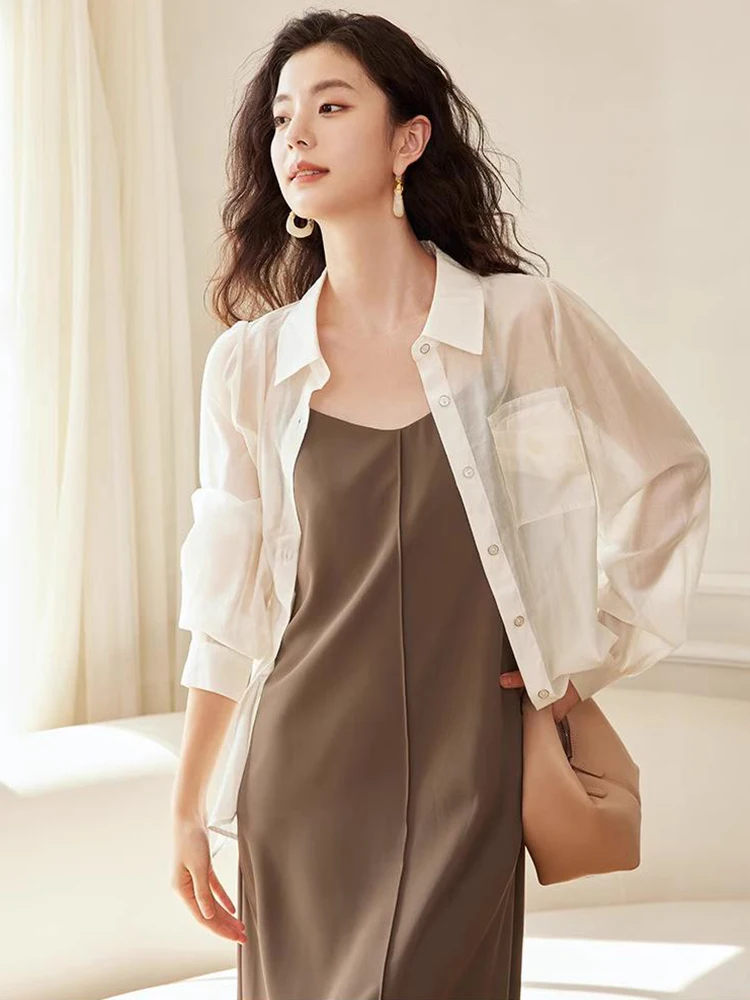 เสื้อเชิ้ตผ้าไลโอเซลล์สีเบจทรงหลวมสไตล์เกาหลีสำหรับผู้หญิง ฤดูร้อน 2025 ป้องกันแสงแดด เสื้อบางเบาสำหรับสุภาพสตรีทันสมัย