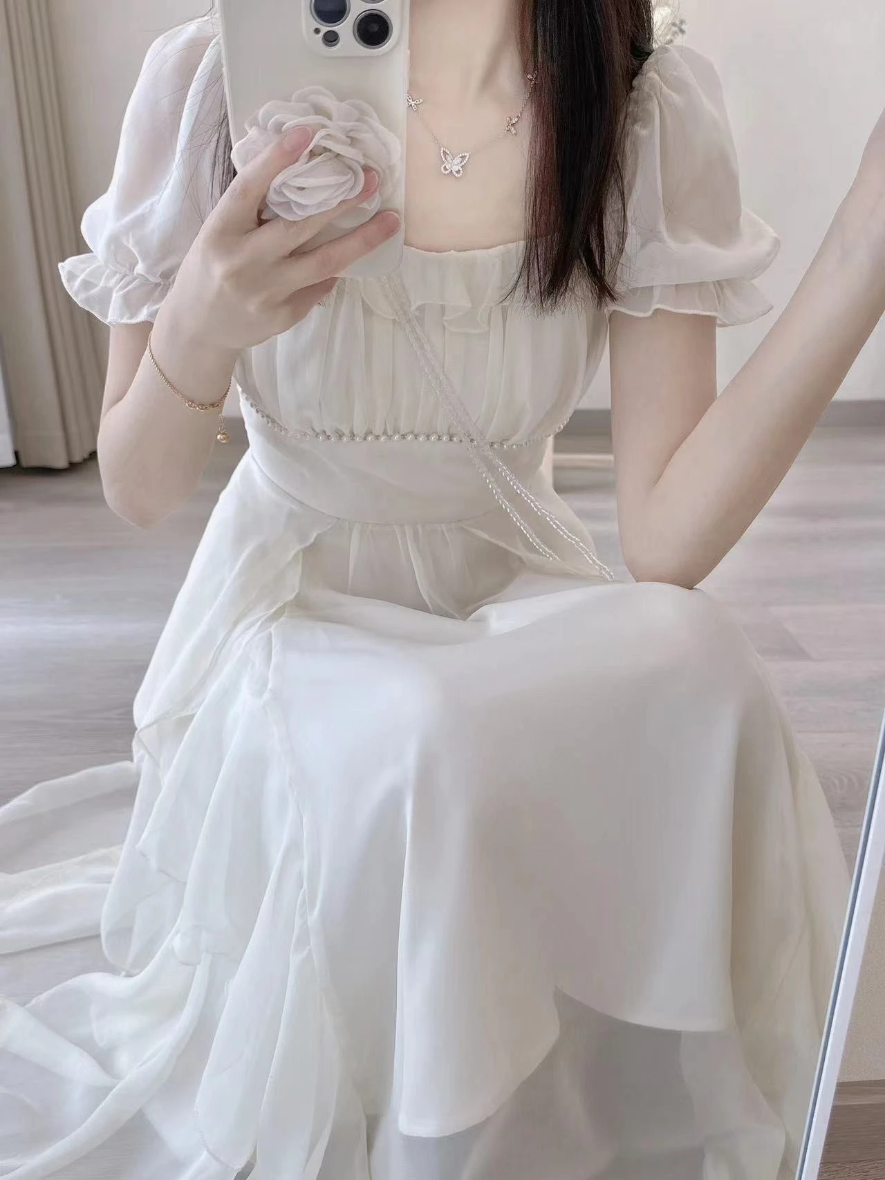 Französisches Damenkleid in Rosa mit eckigem Ausschnitt und Rüschenkante, Sommerkleid mit hoher Taille und schmaler Passform, zartes Feenkleid für den Urlaub – Detail 15