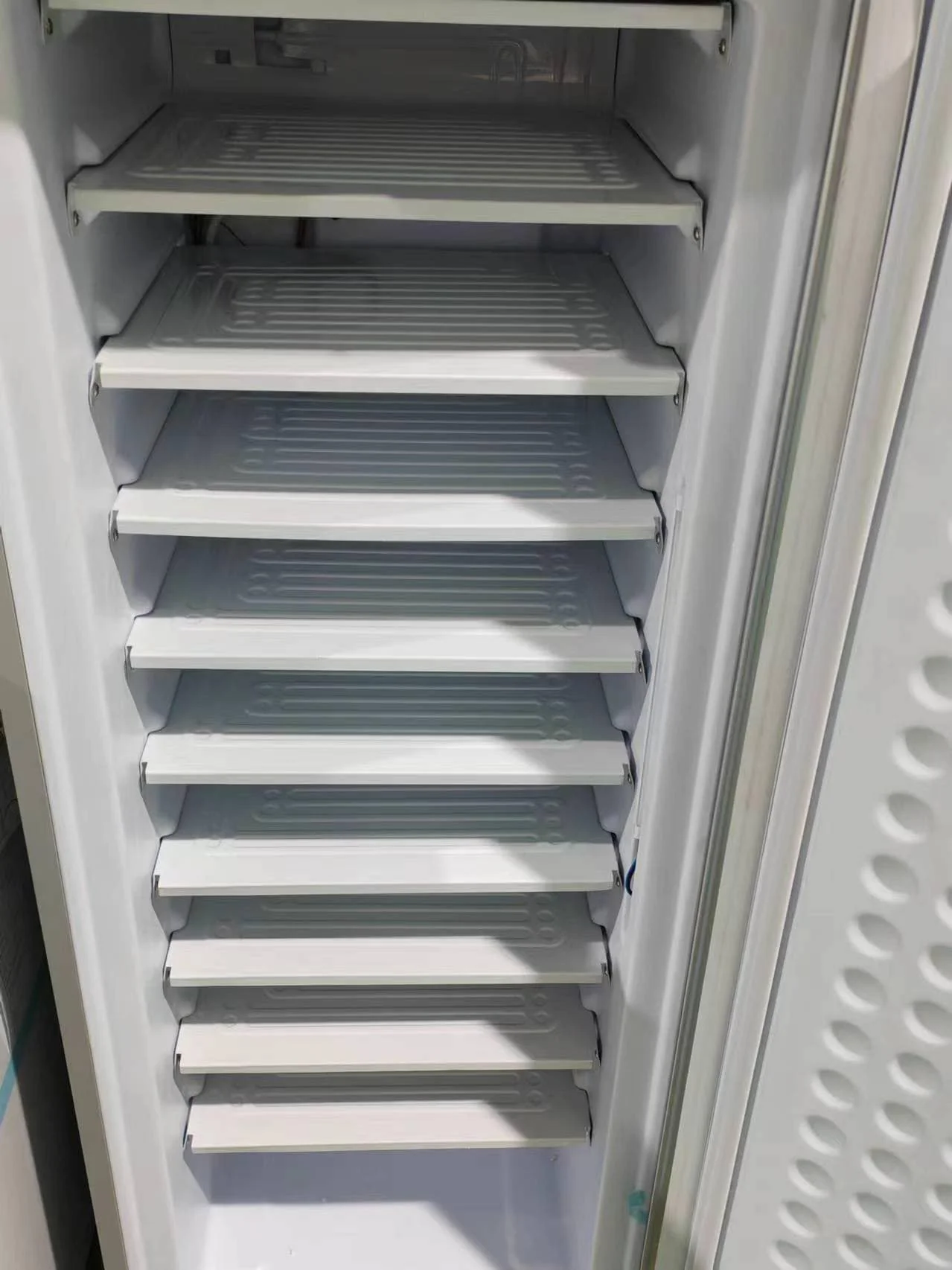 11 strati 7 strati 6 strati 198l DC 24v Macchina per il ghiaccio commerciale Macchina per il ghiaccio solare