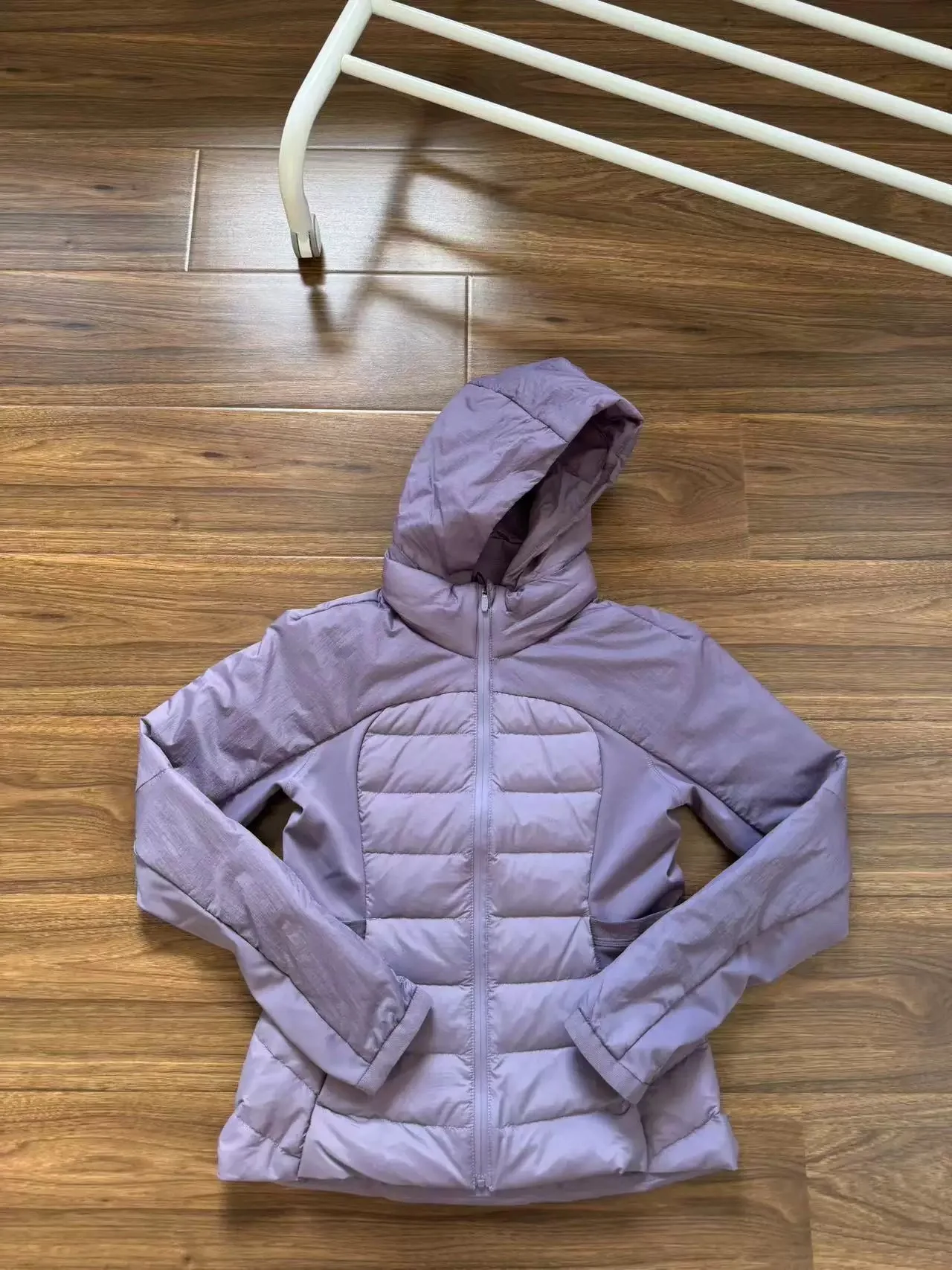 سترة نسائية حرارية خفيفة الوزن مع غطاء للرأس بقصة ضيقة للياقة البدنية واليوجا والجري والأنشطة الخارجية معزولة للرياح