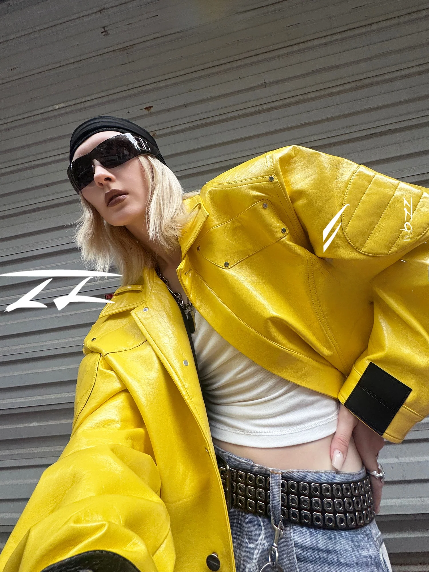 เสื้อแจ็คเก็ตหนัง PU สีเหลือง Bumblebee แบบหลวม ไหล่เสริมฟองน้ำ แขนยาว สไตล์พังก์ กระดุมแถวเดียว ซิปหลายจุด