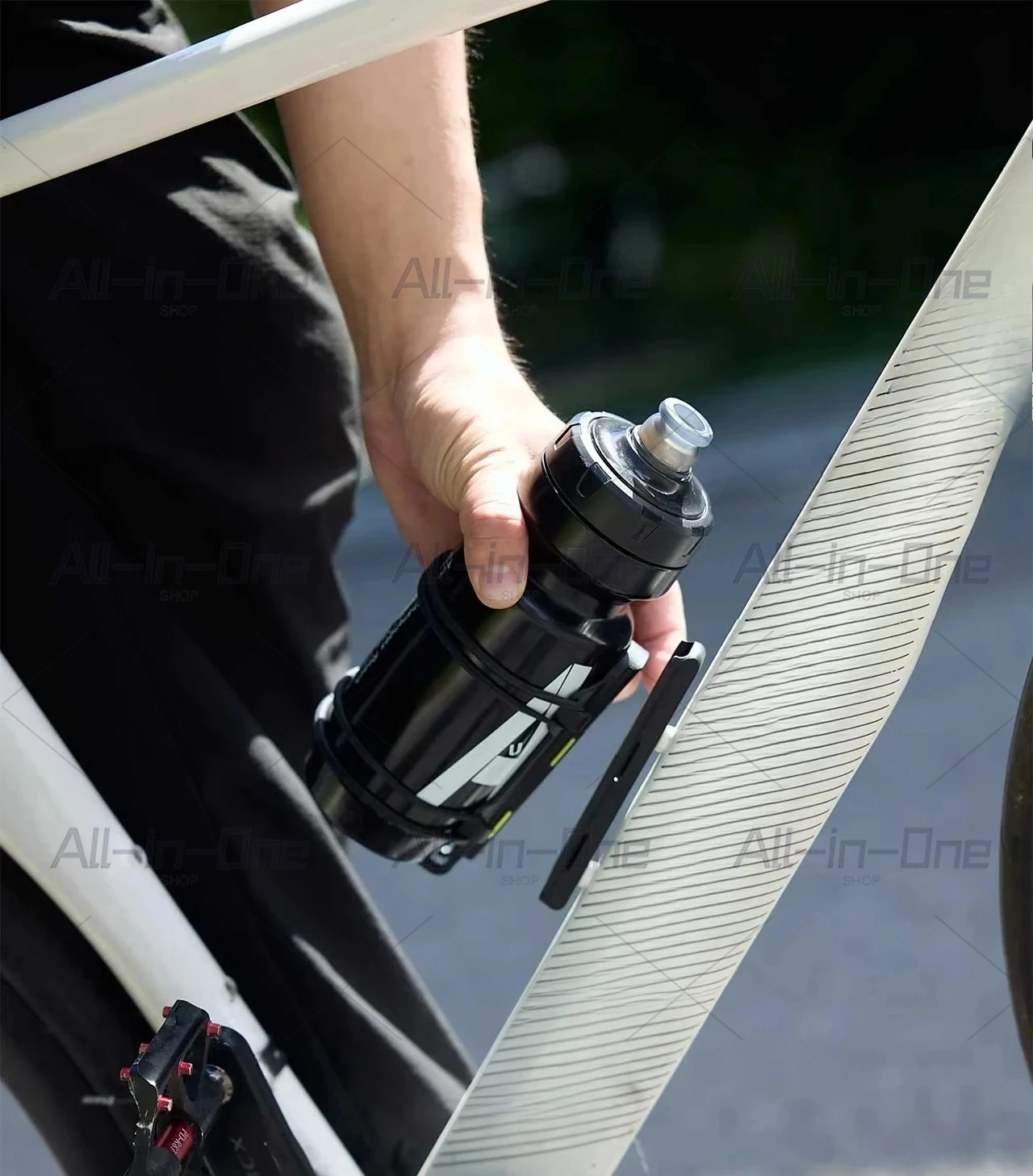 マグセーフバックル用クイックリリース自転車用ボトルホルダー、ユニバーサルウォーターボトルスタンド付きで振動なしでしっかり固定（ボトルは含まれません）