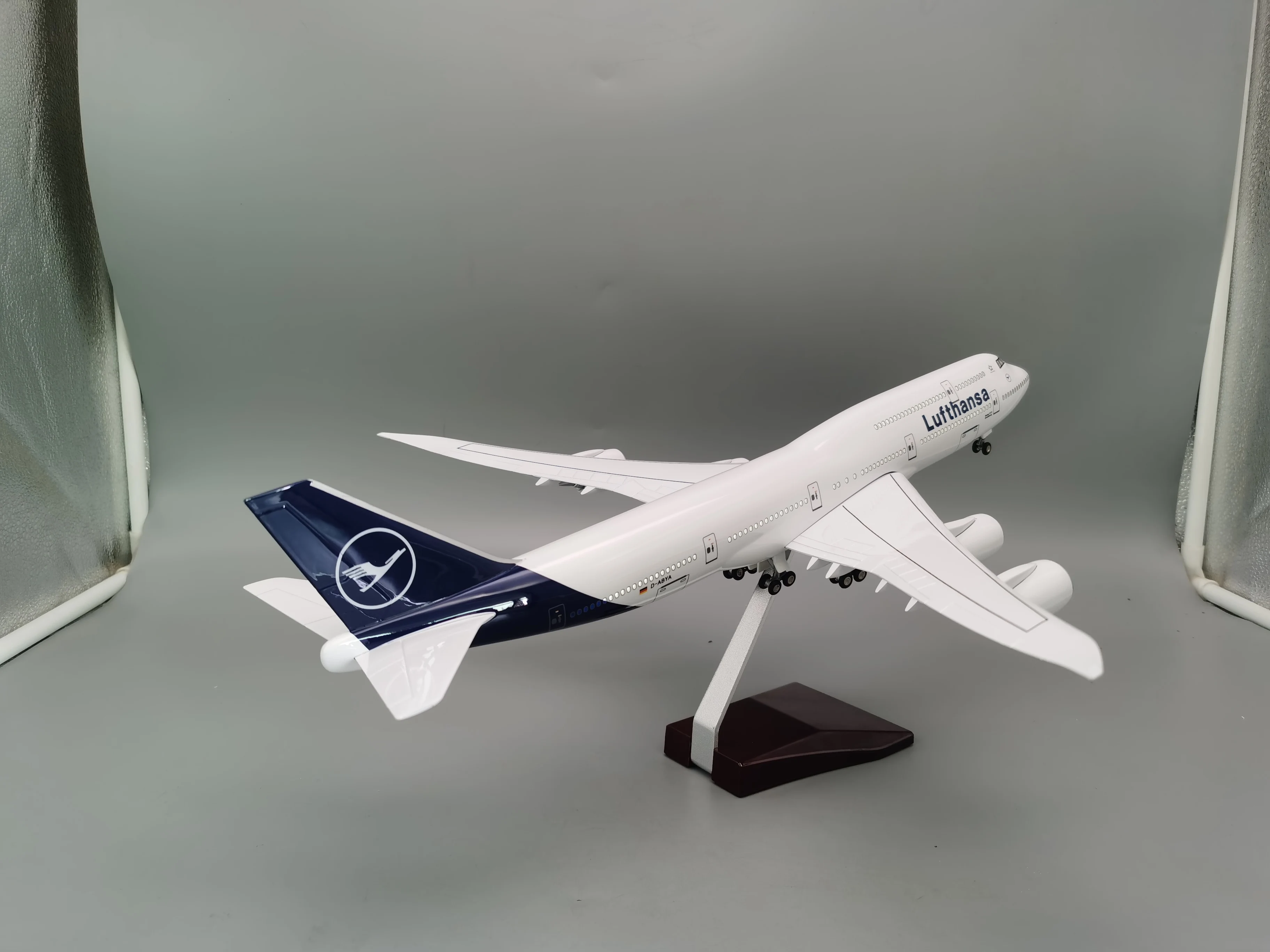 Avions jouets 1/150 échelle moulé sous pression, modèle d'avion Lufthansa B747 avec roue, train d'atterrissage, Collection d'avion, cadeaux