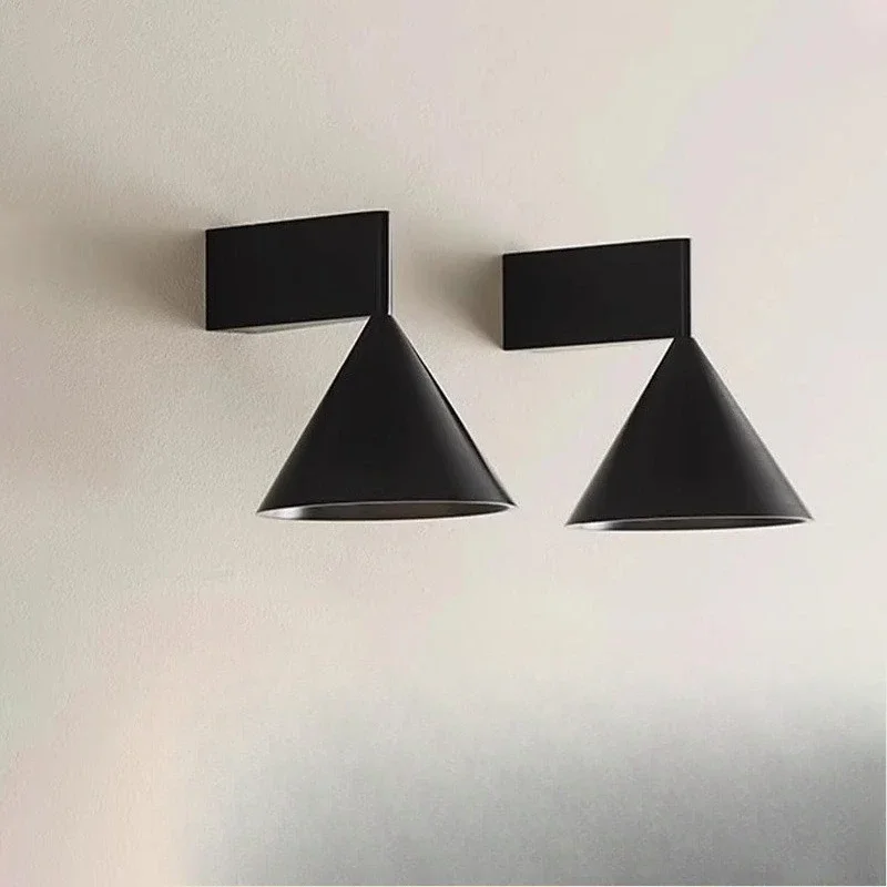 โคมไฟติดผนังข้างเตียงแบบมินิมอล โคมไฟทรงกรวยเรขาคณิตดีไซน์เรียบหรู โคมไฟติดผนังทางเดินระดับไฮเอนด์