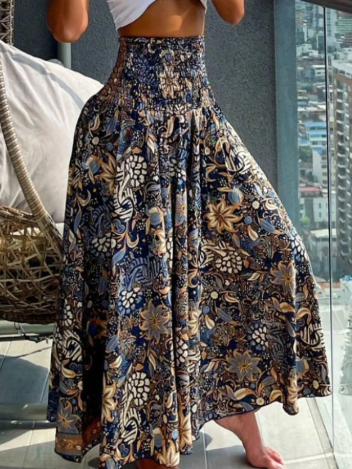 Saia midi fena estilo boêmio, elástica, cintura alta, evasê, com estampa floral, moderna, para praia e férias, em poliéster.