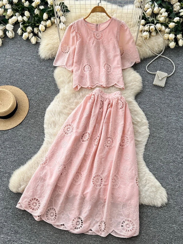 

Элегантный женский комплект из двух предметов: топ с кружевными рукавами-фонариками и укороченная юбка. Модный повседневный наряд для лета.