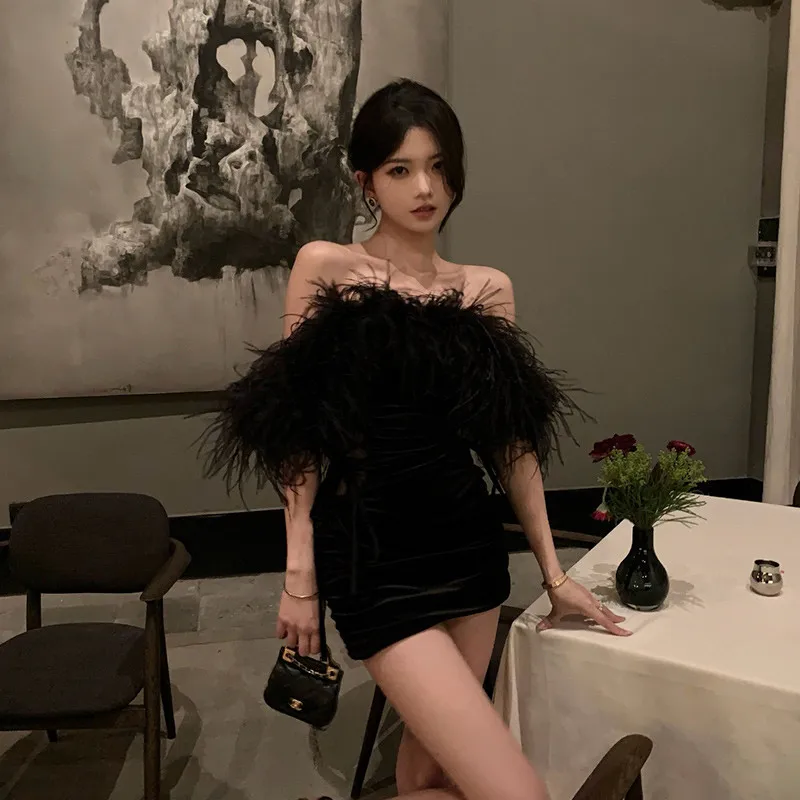 

Элегантная юбка-трапеция с высокой талией и перьями страуса для вечеринок, создающая очаровательный образ