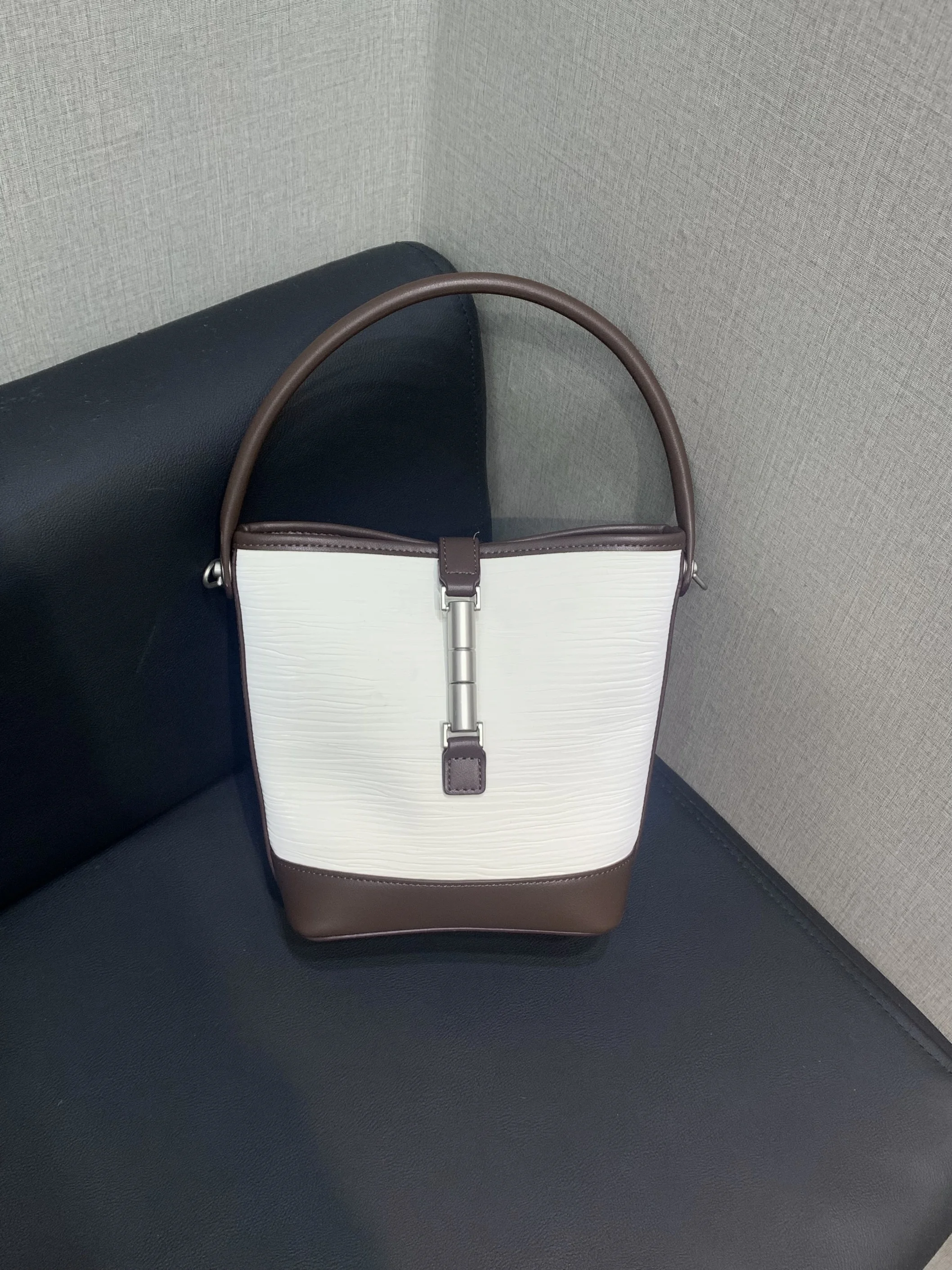 ciyah-women's-buet-handbag-silk-luster-striped-crossbody-bag-handheld-2026-new-commuter-bag-sweet-lady-sle-pure-color