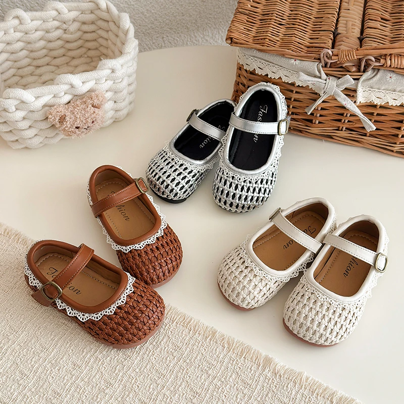 

Детские плетеные кожаные сандалии для девочек 2026: Новые летние пляжные туфли для отпуска, мягкая подошва, простой дизайн в стиле бохо, для сада и свадьбы