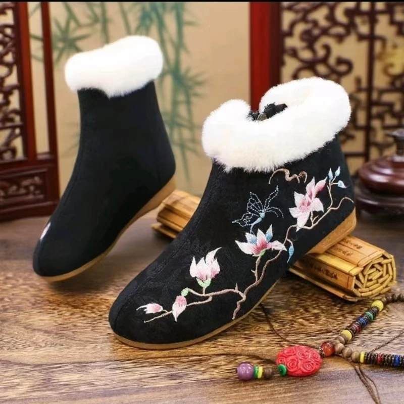 

Женские зимние новые хлопковые ботинки до щиколотки в этническом стиле, мягкая подошва, нескользящие ботинки с круглым носком на низком каблуке, вышитые плюшевые теплые ботинки Hanfu на молнии