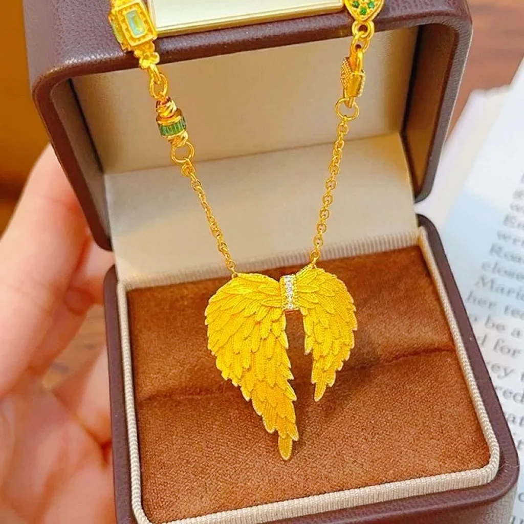 Light Luxury Angel Wing Crystal Inlaid Brushed Women Pendant Women 24K Gold AU999 Simple and Noble and Eye Catching