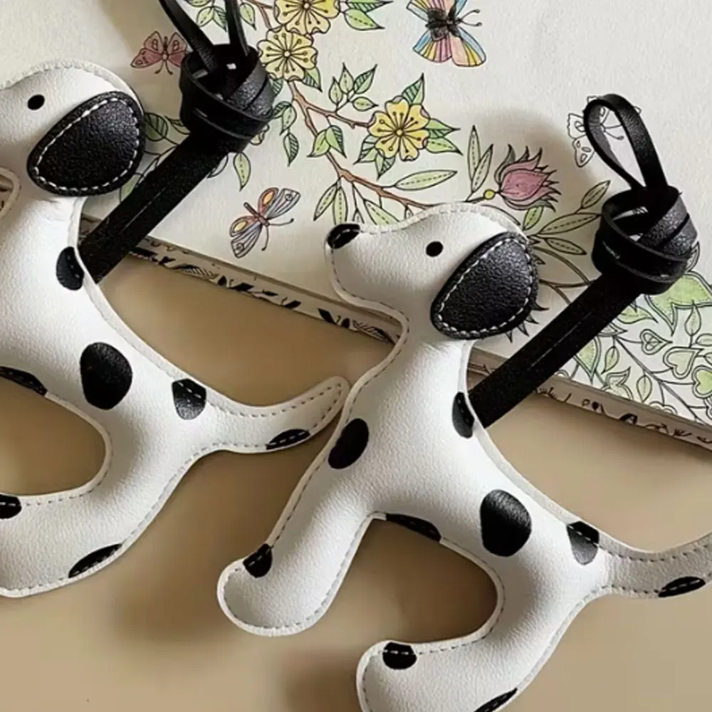 1-Piece Dalmatian Dog Pendant – Made of Pu Leather, Black and White Color Scheme – Adjustable Strap, Suitable for Keys, Bags, Phone Chains – Valentine's Day Gift for Both Men and Women – Durable Pu Leather Structure, Dog-Shaped Ornament, Bag Accessory, Outline Decoration, Soft Material