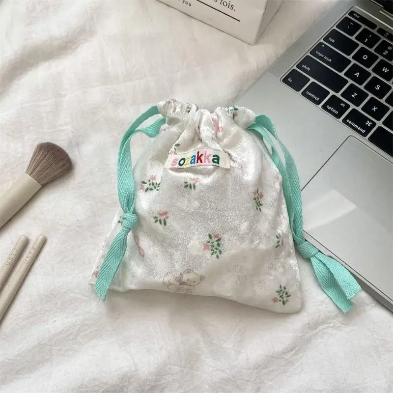 كارتون لطيف الدب الصغير الأزهار الرباط حقيبة التخزين المرأة مجوهرات أحمر الشفاه حقيبة مستحضرات تجميل محفظة نسائية للعملات المعدنية حقيبة سفر متعددة الوظائف