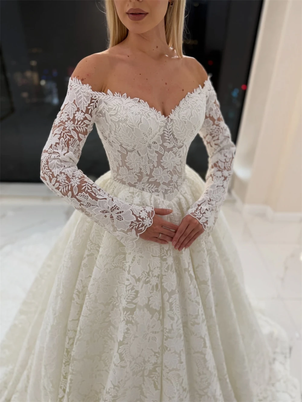 

Customized Elegant White Lace Wedding Dress Formal Sweetheart Long Sleeves Robe de mariée Soft A-Line Court Train Robe de mariée