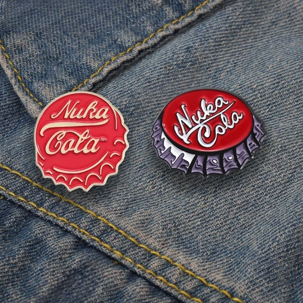 Nura Cola TM Spille smaltate Creativo Rosso Coca Cola Tappo di bottiglia Distintivi Zaino Spille da bavero Gioielli di cartoni animati per gli amici Regalo