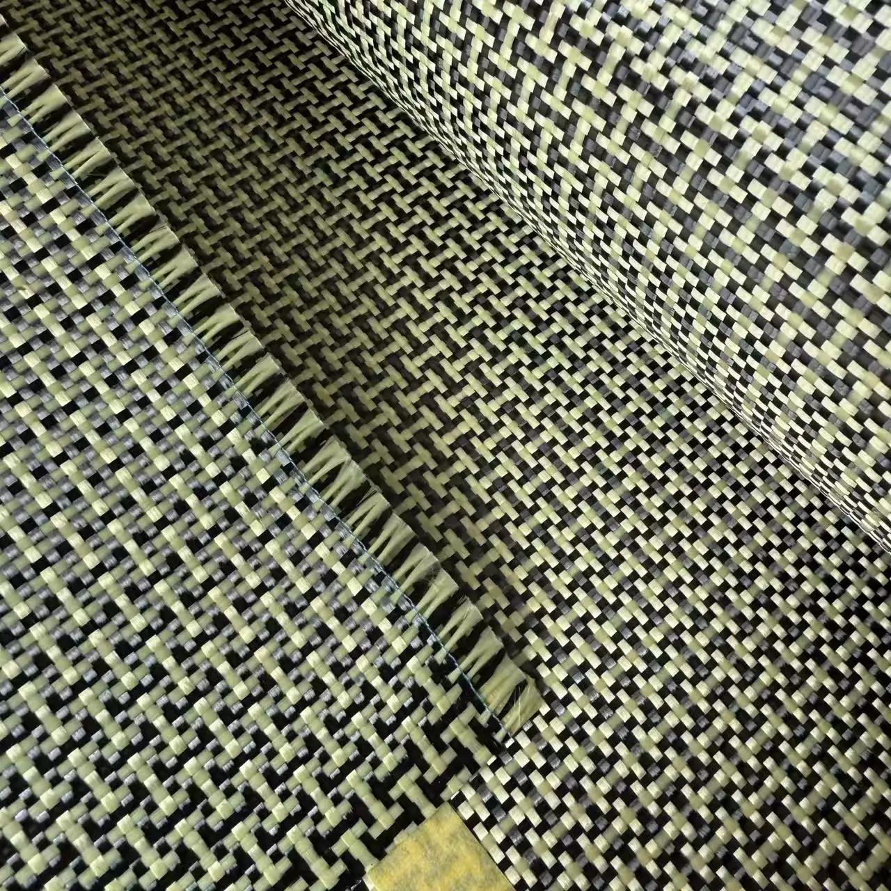 

3K 200gsm gele Kevlar aramidevezel en koolstofvezel gemengde stof 1100D 40 "/100 cm breedte Effen hybride koolstofdoek oprolbaar