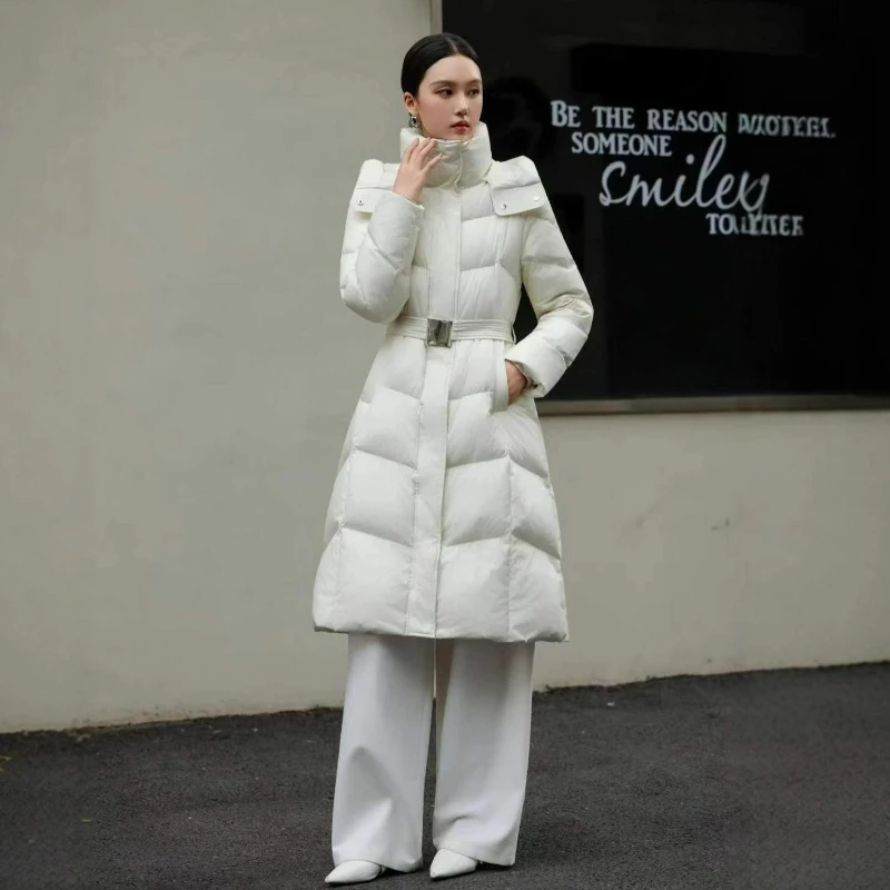 

2026 Зимняя новая белая утиная пуховая куртка с высоким воротником и капюшоном для женщин, длинное стильное до колена с талией, стильное универсальное толстое пальто