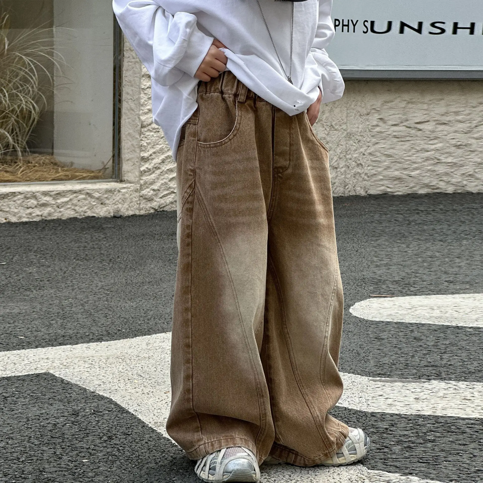 

Новые широкие джинсы для мальчиков 2026 года, корейские свободные прямые джинсовые брюки, повседневные брюки для малышей, коричневые, из эластичного хлопка, весенняя мода