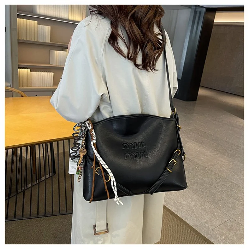 ファッショナブルなレディース-クロスボディバッグは、太陽模様のレザーで作られており、ハイエンドなパリの通勤スタイルを誇ります。