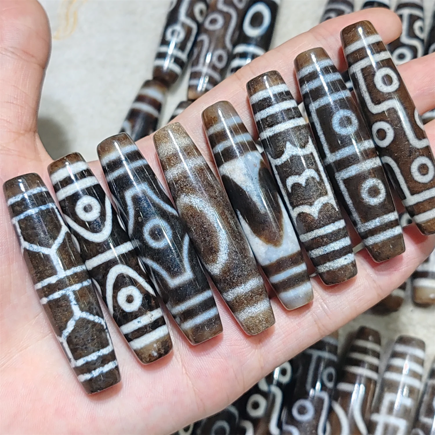 

50pcs/lot natural old agate dzi wholesale Multiple patterns Weathering lines White-brown 60mm Raw ore old material Bracelet diy