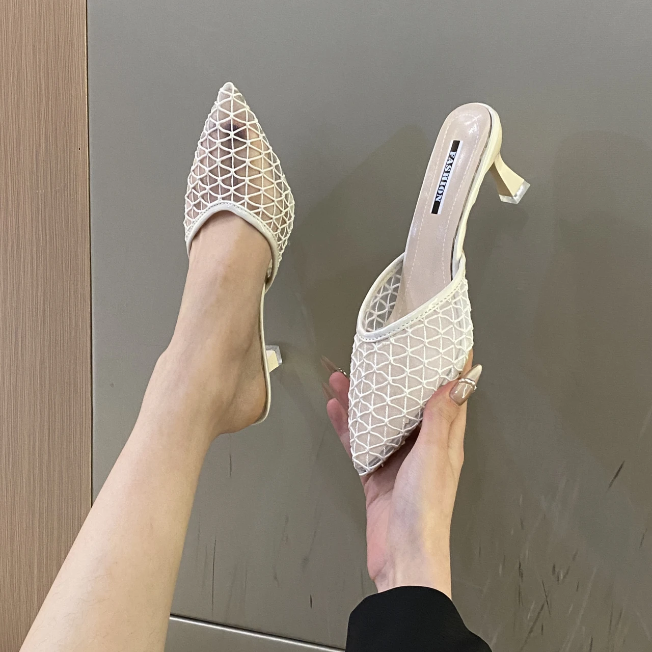 Zapatillas de tacón alto de malla con temperamento para mujer, zapatillas de tacón fino con punta estrecha para fiesta, zapatos sin cordones de diseño de marca para mujer
