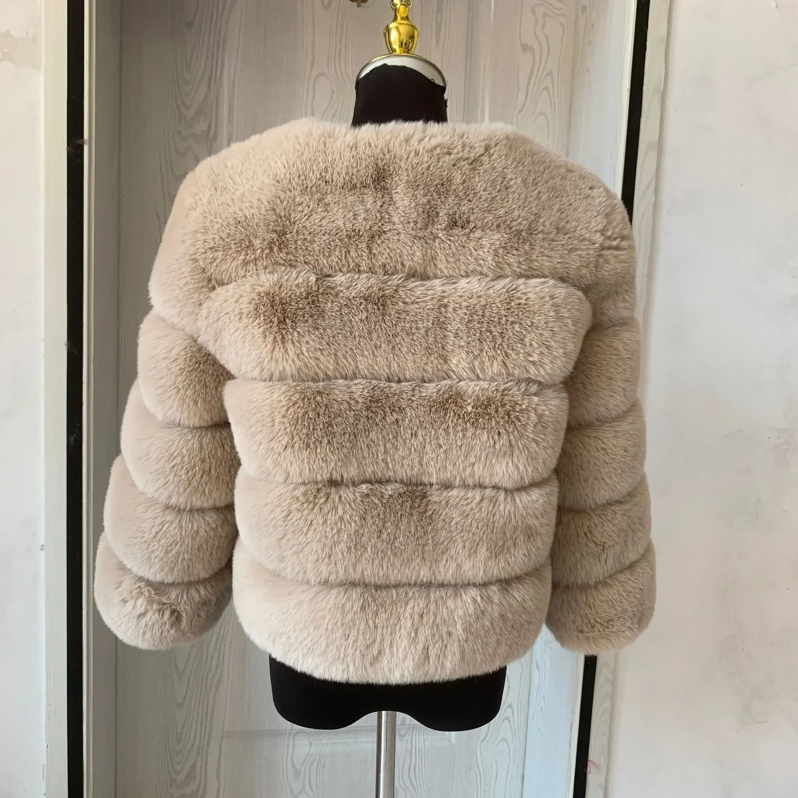 Women's Fashion faux fur coat super hot Autumn Winter women short Faux fox fur fluffy jacket high quality Ladies furry coats