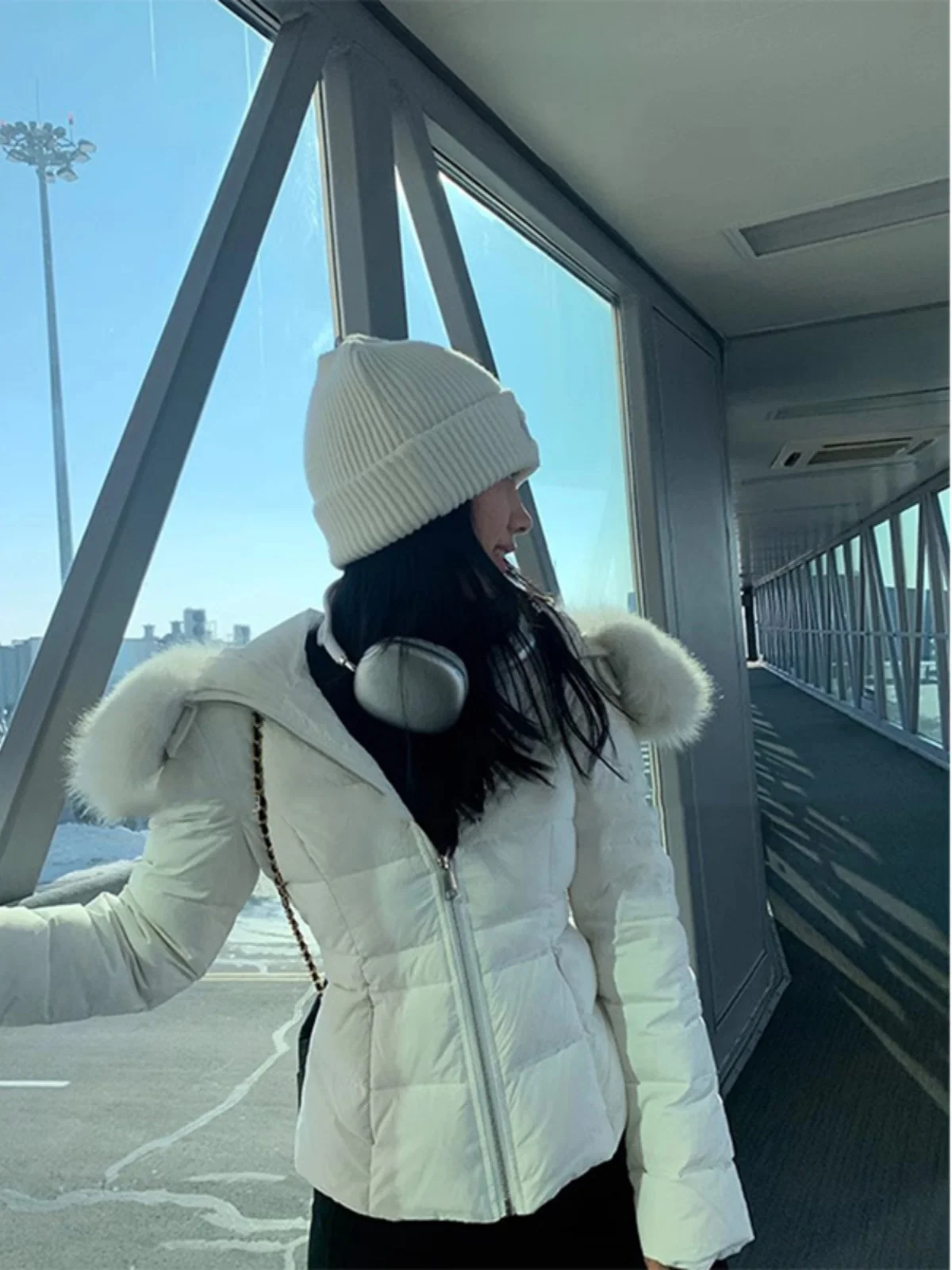 Biała, duża kurtka puchowa z futrzanym kołnierzem, damska, nowy model na zimę 2025, ultracienka, lekka, z kapturem, biała kurtka puchowa.