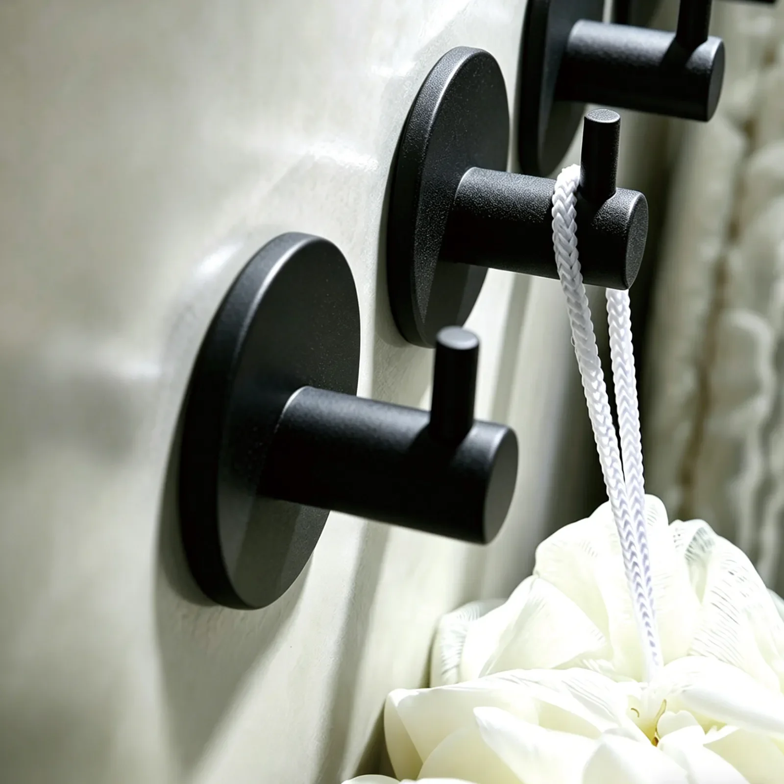 5 Stück Matte Schwarze ABS-Klebehaken, Wasserdicht, Ohne Bohren, Hochbelastbare Handtuchhaken für Badezimmer, Dusche und Zuhause – Detail 1