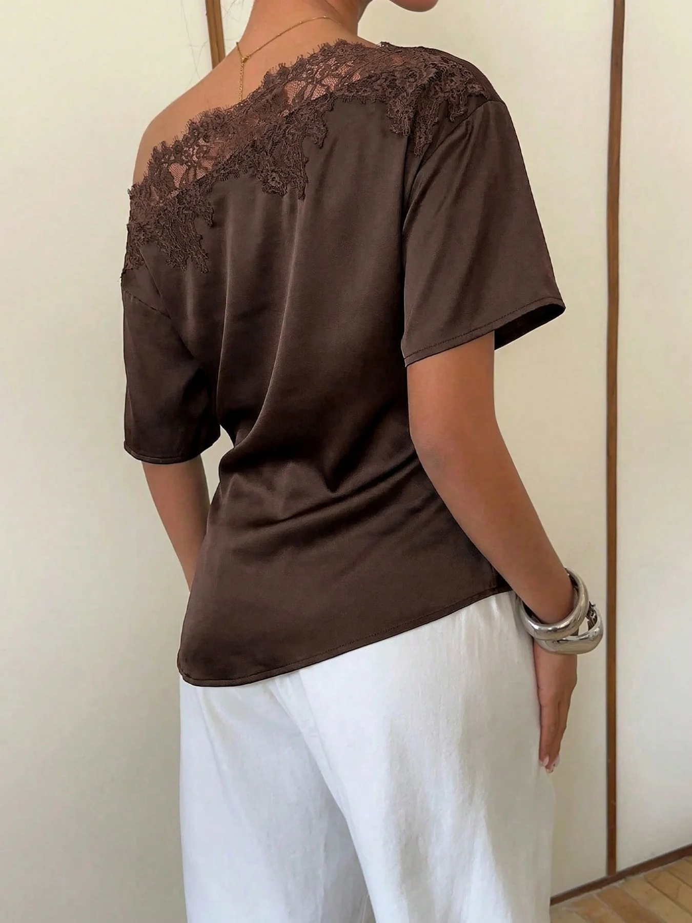 Sommermode Neuheit: Spitzen-Patchwork Asymmetrisches Top mit Unregelmäßiger Taille, Glamouröses Satin-Oberteil in Unifarbe mit Kurzen Ärmeln – Detail 3