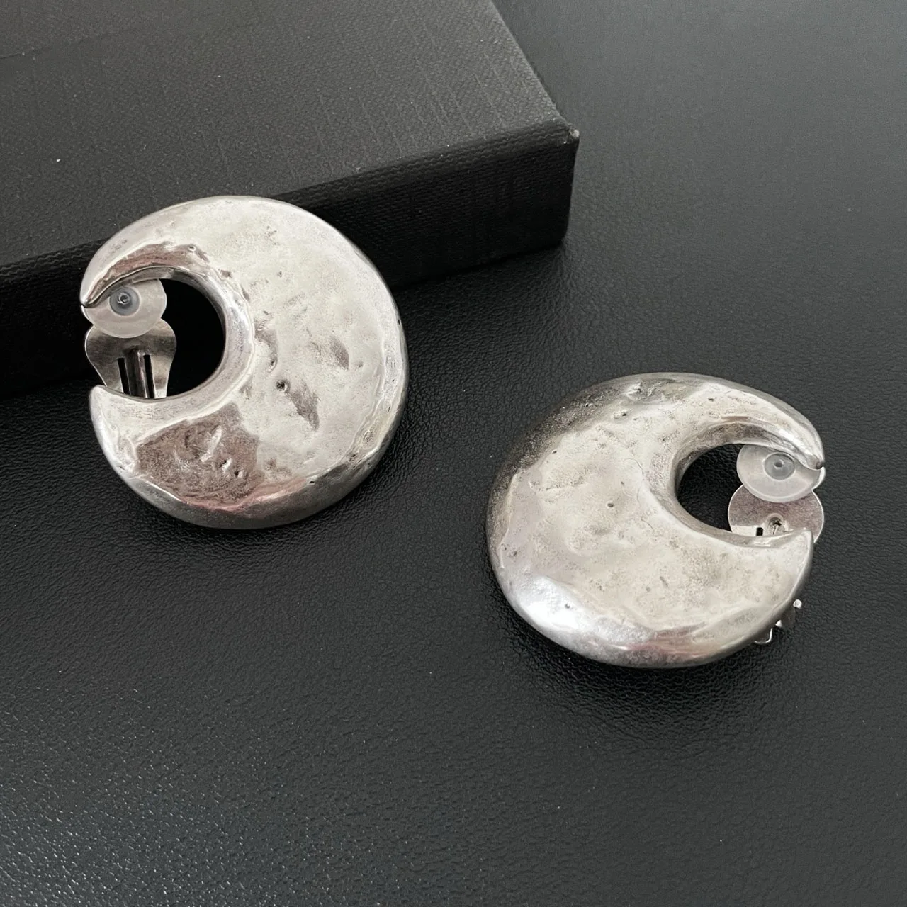 New Jewelry & Accessories Retro Style High Quality Crescent-Shaped Embossed Ear Clip Earrings For Women's Parties & Gifts