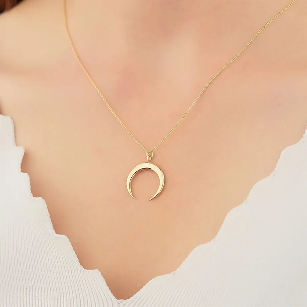 Stainless Steel Customized Crescent Moon Pendant Necklace, Light Luxury Collarbone Chain Valentine's Day Gift Accessories