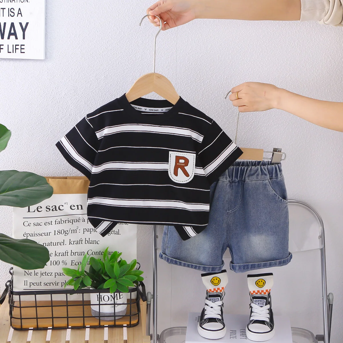 

Детская одежда: Новый летний комплект для мальчиков 2026 года в корейском стиле – футболка с коротким рукавом и шорты в полоску с надписью, круглый вырез горловины