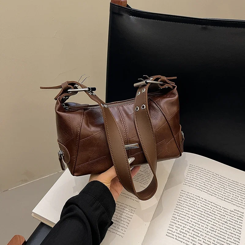 2024 Torebka na ramię dla kobiet Mała niszowa konstrukcja Wysokiej klasy słodki i fajny pikantny pasek dla dziewczynki, torebka na ramię pod pachą bez pleców