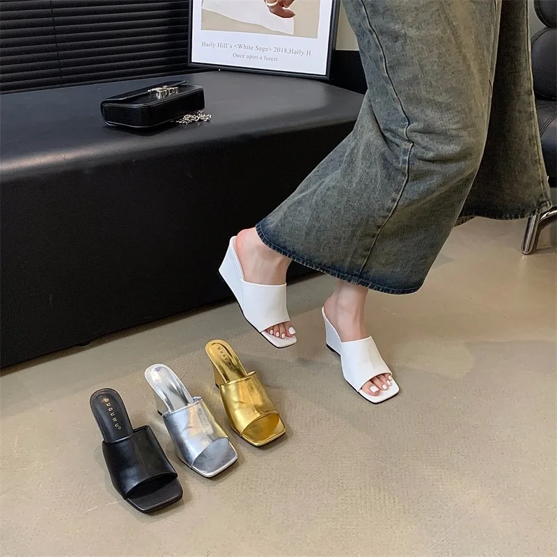 Buty damskie 2024 nowe kwadratowe noski klapki damskie letnie z wystającym palcem solidna zewnętrzna codzienna kapcie na platformie na platformie