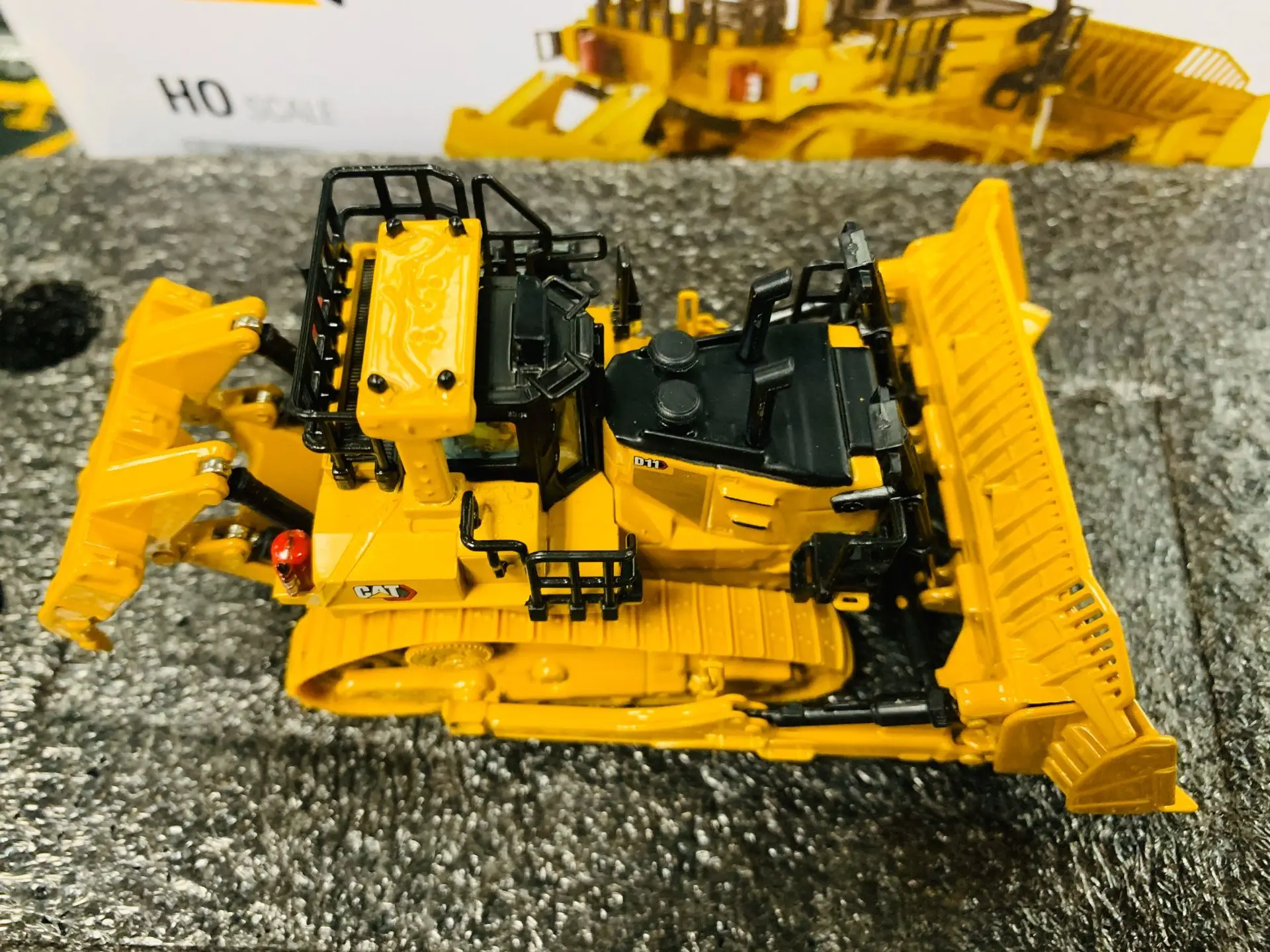 D11 Dozer Tkn Design 1:87 HO Scale Metal Engineering Vehicles Model By DieCast Masters DM85659 New in Box