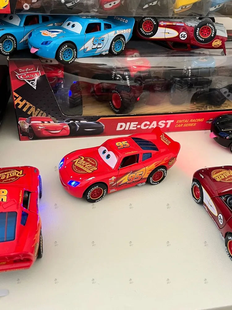 Disney Toy Story 3-Modellauto Lightning Mcqueen Metalldruckguss mit Lichtern, Trägheits-Rückziehrad, Spucken Sie Ihre Zunge aus, Autospielzeug